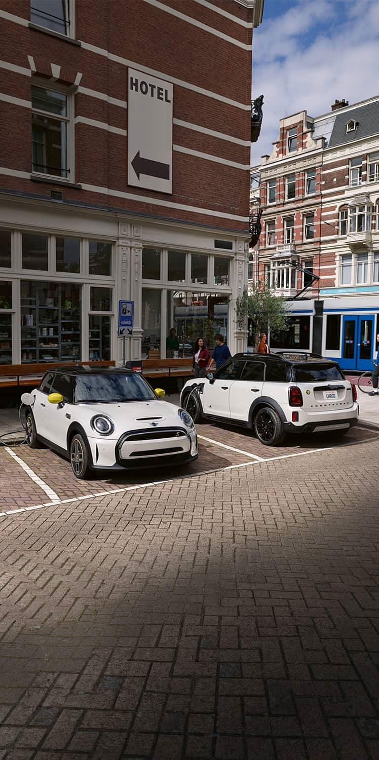 Mini Cooper Salle D'exposition De Voiture De Concession Avec Accessoires  Magasin De Vêtements Mode Photographie éditorial - Image du ramassage,  advertising: 210952922