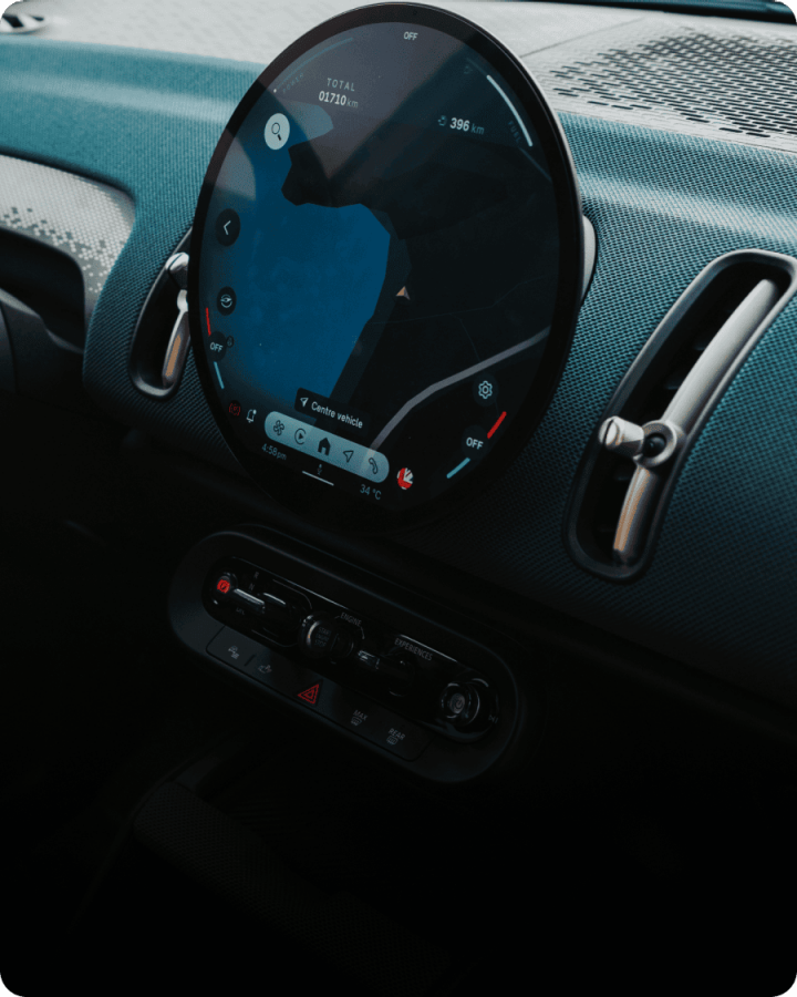 The circular OLED display in the MINI Countryman S ALL4